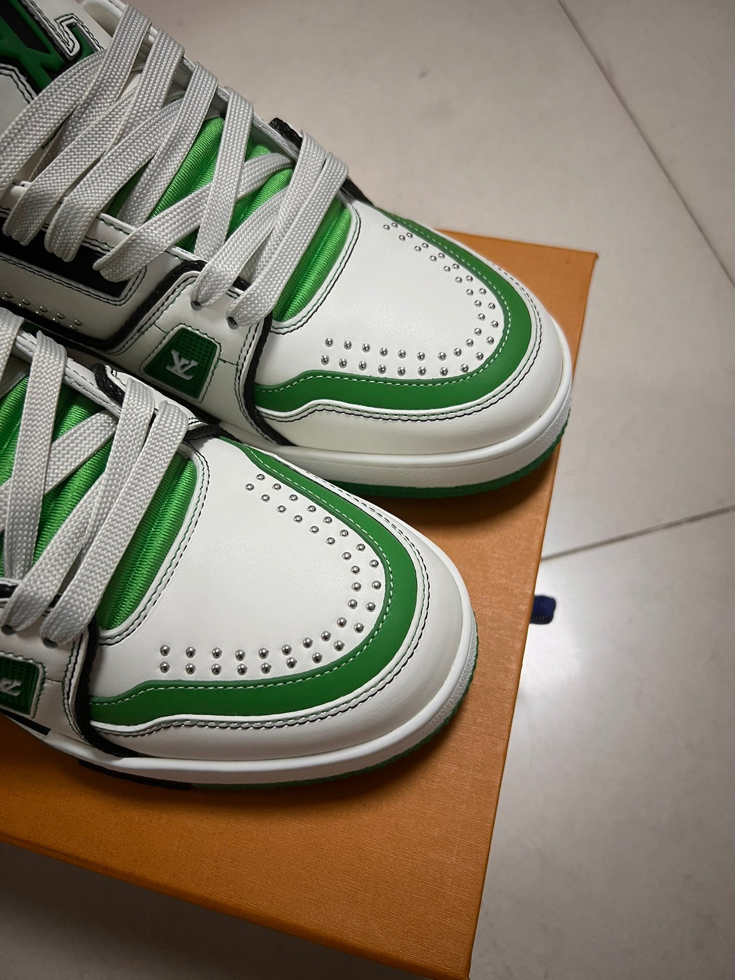LV TRAINER SNEAKER