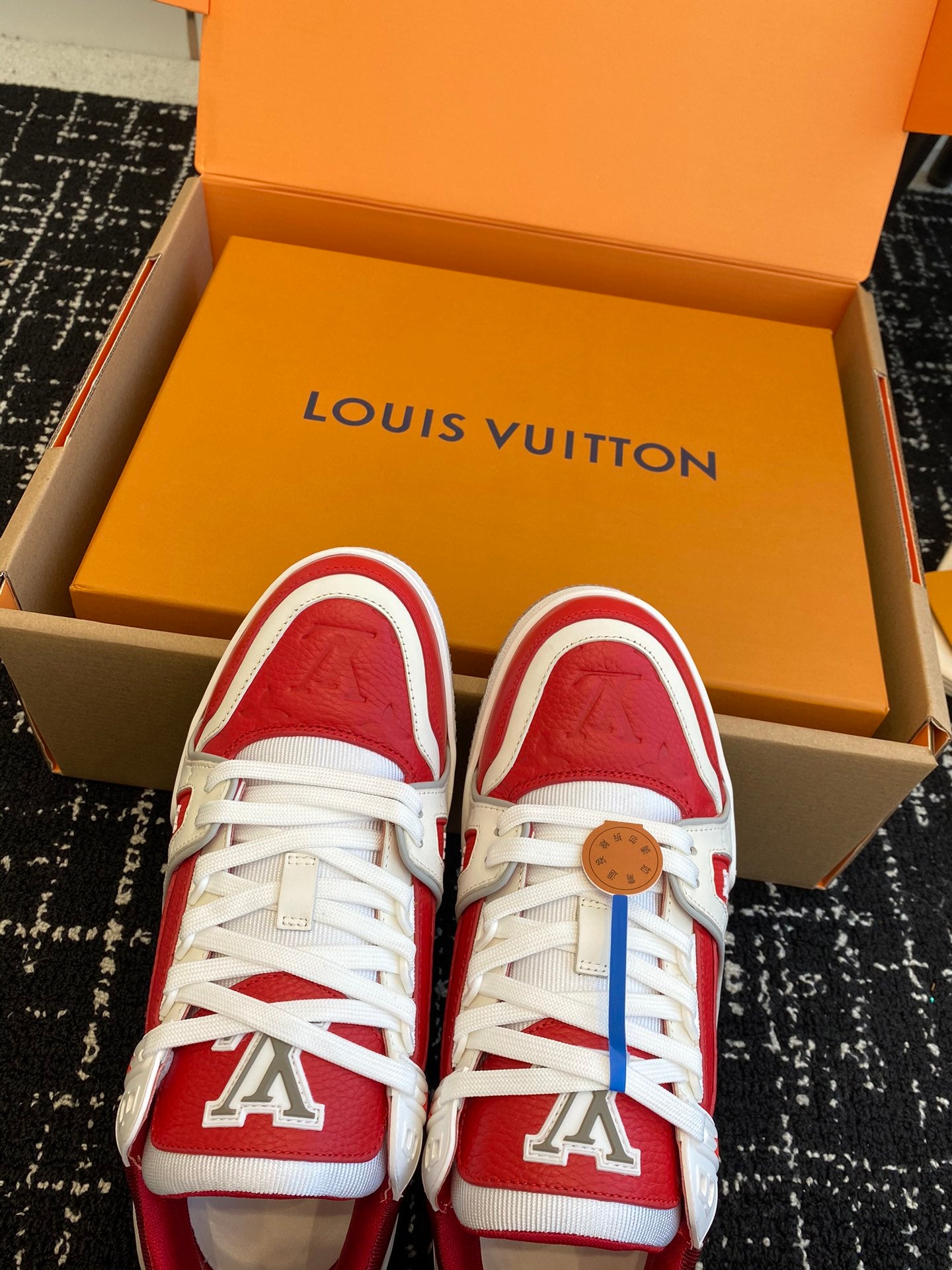 LV TRAINER SNEAKER