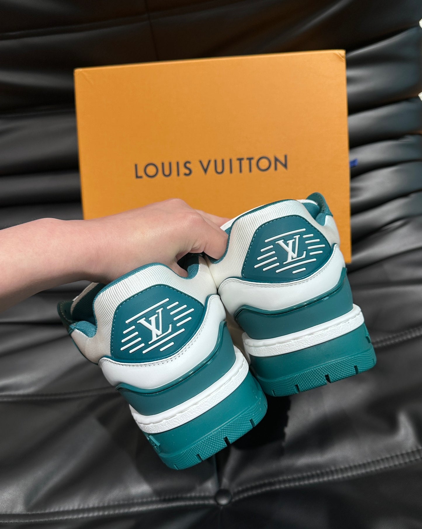 LV TRAINER SNEAKER