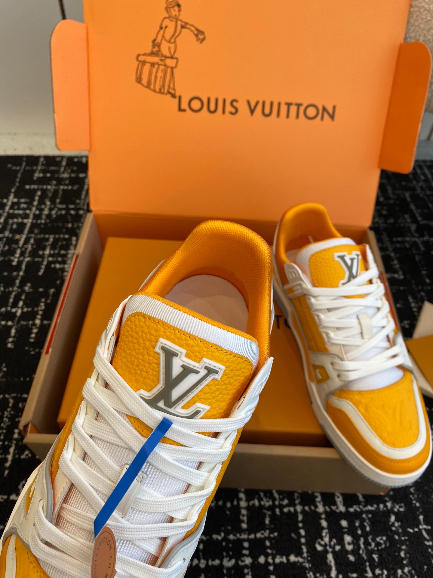 LV TRAINER SNEAKER