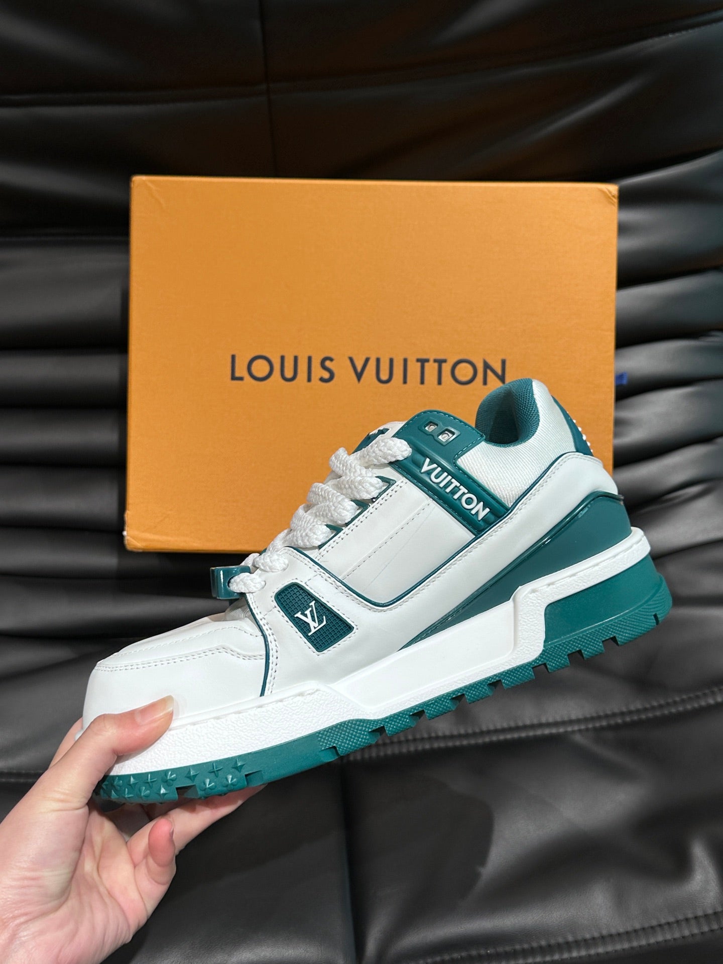 LV TRAINER SNEAKER